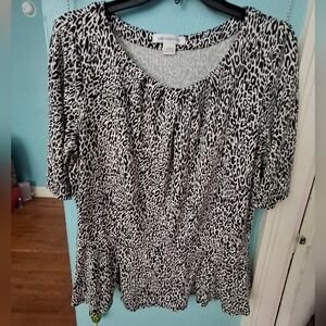 Liz Claiborne Womens L Black & White Slinky Top W Flare Pleated Neckline PRETTY